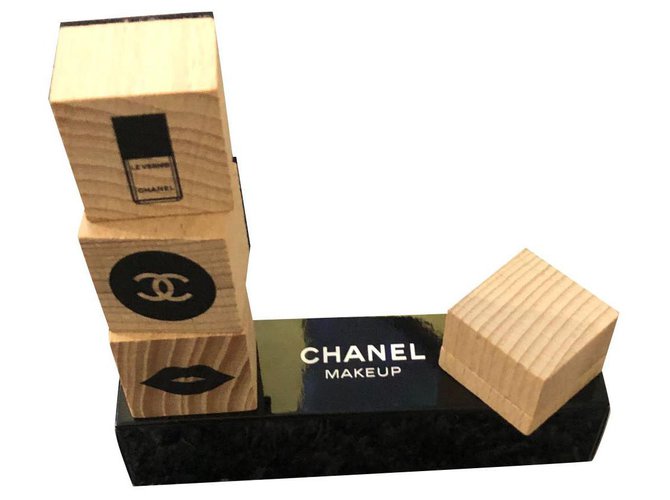 Chanel Briefmarken Beige Holz  ref.155384