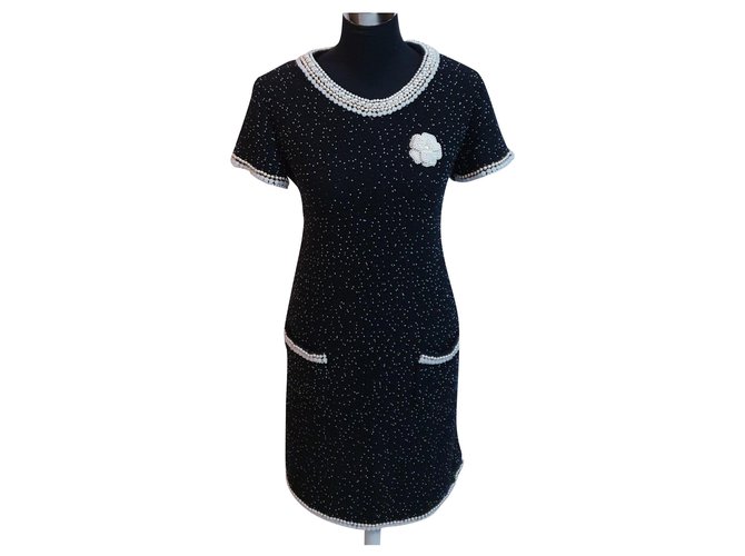 Chanel-Kleid aus der FALL READY-TO-WEAR-Kollektion 2005 Schwarz Weiß Aus weiß Kaschmir Perle  ref.155433