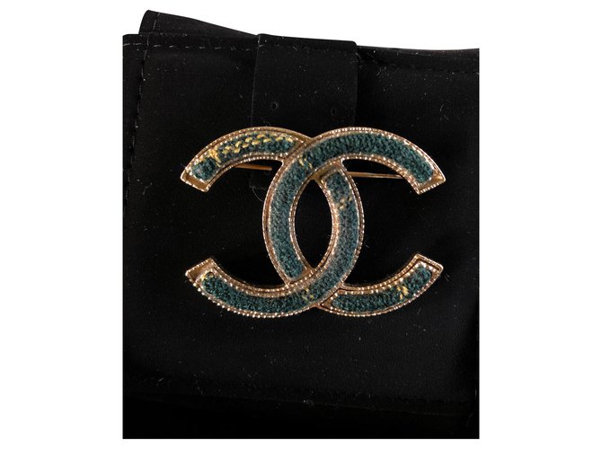 Chanel Pins & brooches Green Metal  ref.155630