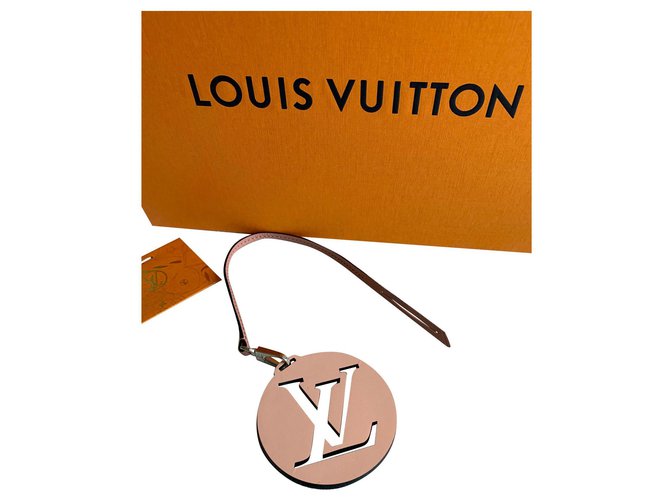 Louis Vuitton Encantos de saco Bege Couro  ref.155665