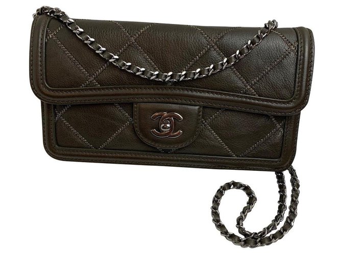 Chanel Olive green Leather  ref.155680