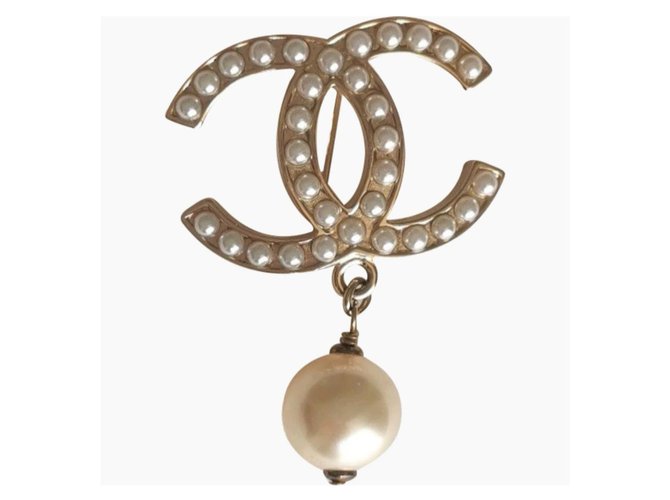 Broche Chanel CC perle Métal Doré  ref.155786