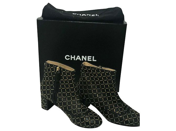Botines Chanel de cuero negro con cadena