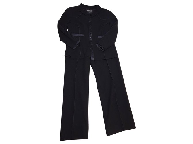 Completo giacca / pantaloni Chanel in lana e seta Nero  ref.157643