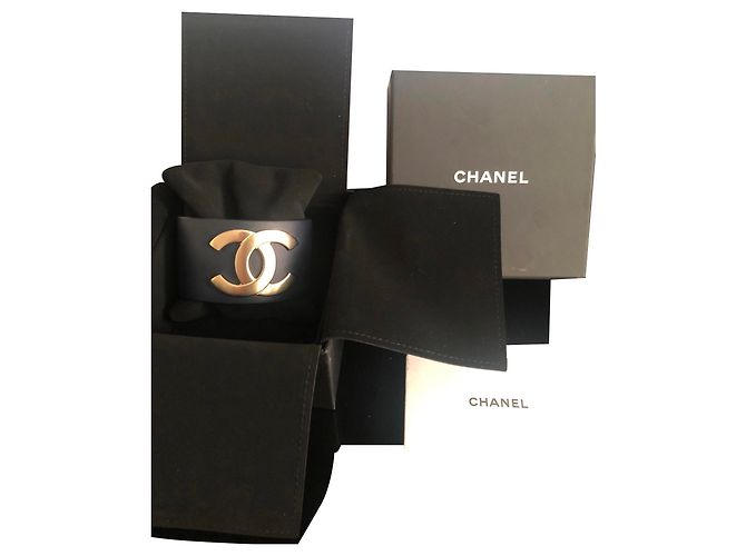 Bracciale manchette Chanel in pelle blu navy
