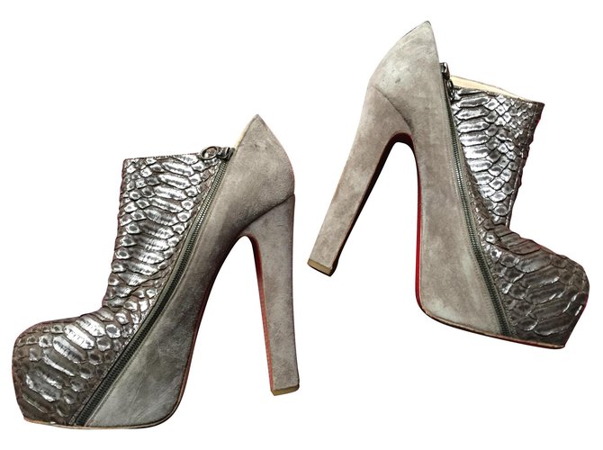 Christian Louboutin pelle di pesce Grigio Svezia  ref.158609