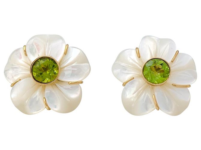inconnue Earrings "Flowers" in yellow gold, mother-of-pearl and peridots.  ref.158879