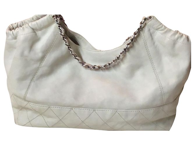 Bolsa Hobo Chanel em couro bege