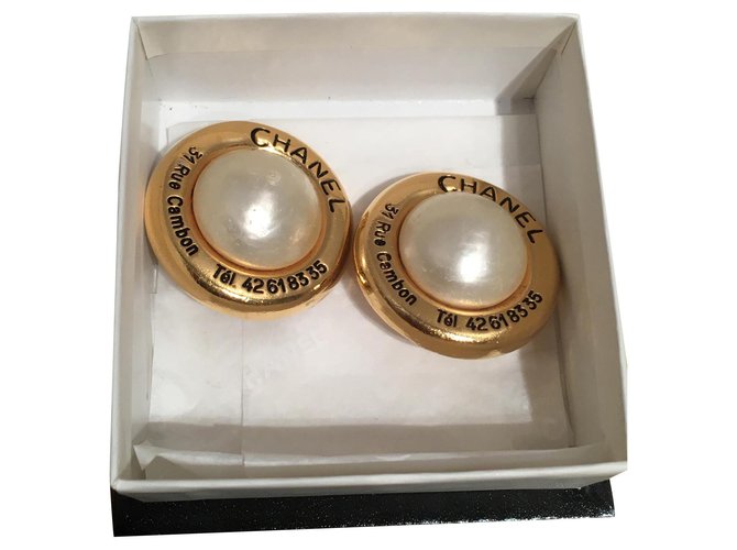 Chanel Earrings Golden Cream Metal Pearl  ref.159707