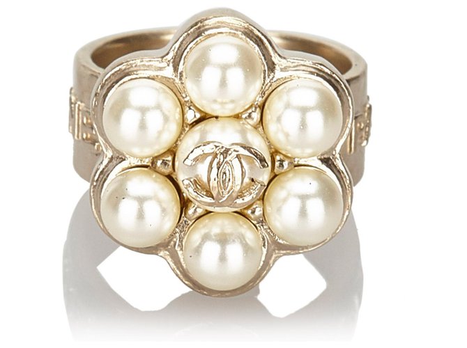 Chanel Branco CC Faux Pearl Ring Prata Metal Plástico  ref.160243