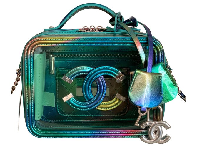 Chanel Pequeño estuche de tocador verde de PVC con cuero de charol arcoíris. Plástico  ref.320855