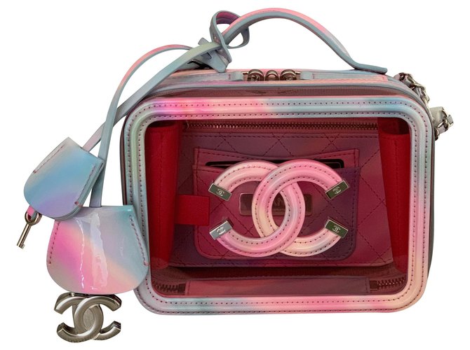 Vanity Chanel Kleine rosa PVC-Kosmetikkoffer mit Regenbogen-Lackleder Pink Kunststoff  ref.160401