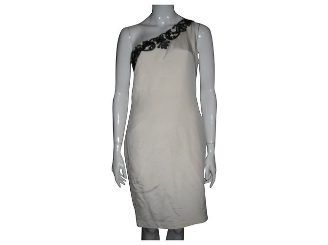 Marchesa Ein schulterfreies Kleid Weiß