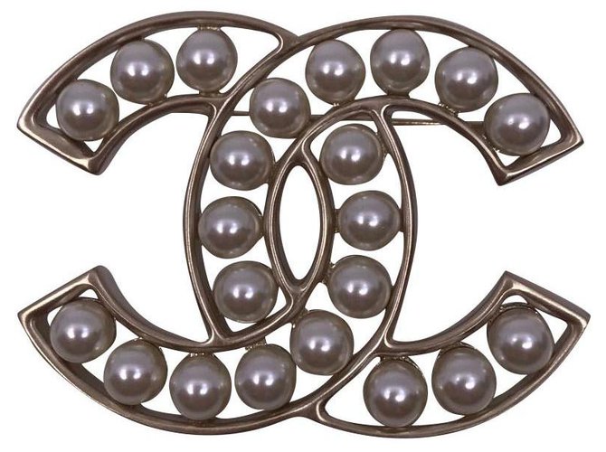 Broche con perlas Chanel 2019 Plata Metal  ref.163309