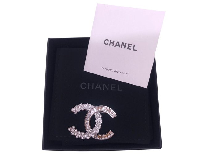 Broche Chanel em Strass / Brilho 2019 Prata Metal  ref.163315