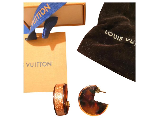 Sublimes boucles d'oreilles Louis Vuitton Circus corail Plastique Marron  ref.163545