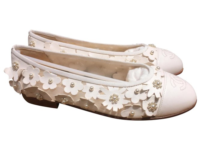 Chanel Zapatillas de ballet Blanco Cuero  ref.164403