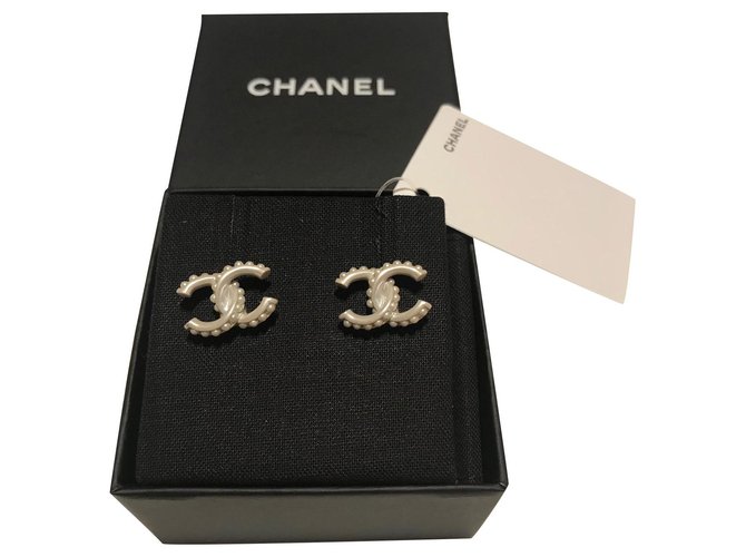 CHANEL PEARLS lined CC EARRINGS . NEW & NEVER USED Silvery White Steel  ref.164794