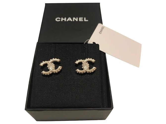 CHANEL PERLEN gefütterte CC OHRRINGE . NEU & NIE GEBRAUCHT Silber Weiß