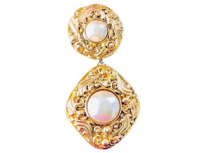 Broche médaille baroque Chanel Doré Blanc cassé