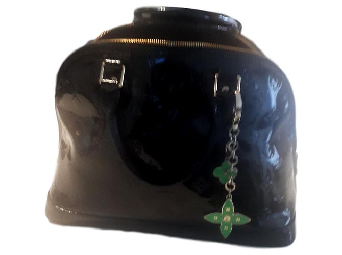Louis Vuitton Alma Handtasche aus schwarzem Lackleder