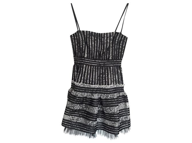 Vestido negro Bcbg Max Azria con falda multicapa