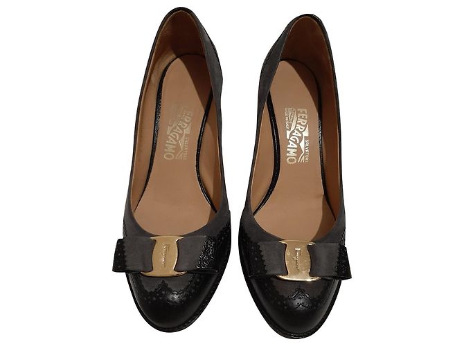 Salvatore Ferragamo Leder Pumps Schwarz und Dunkelgrau