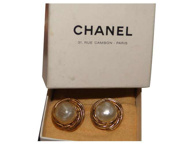 CHANEL pearl button ear clips Golden Metal  ref.165735