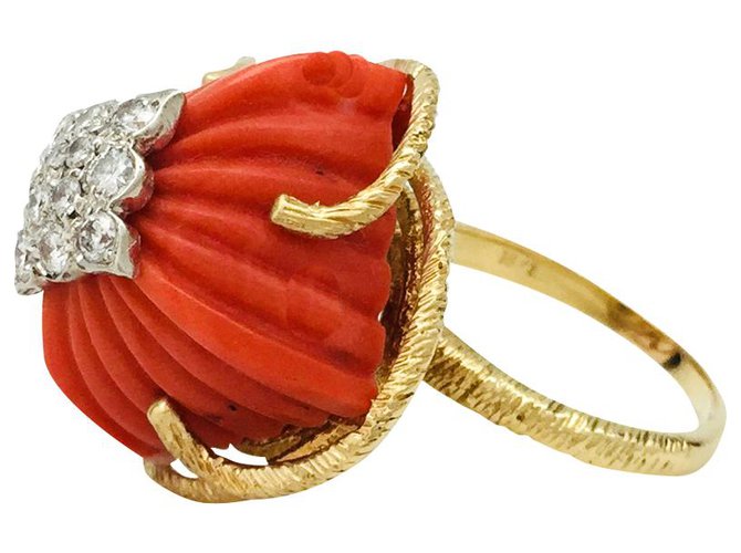 inconnue Yellow gold ring, Platinum, coral and diamonds.  ref.165991