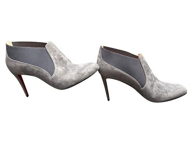 Botines Christian Louboutin de piel de ciervo gris