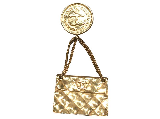 Chanel Alfinetes e broches Dourado Metal  ref.167300