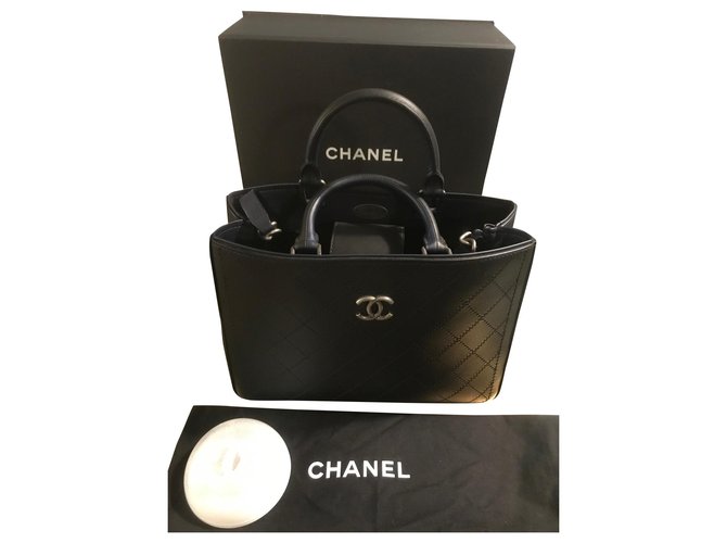 Trendy CC Chanel Pequena sacola de compras Azul escuro Couro  ref.168821