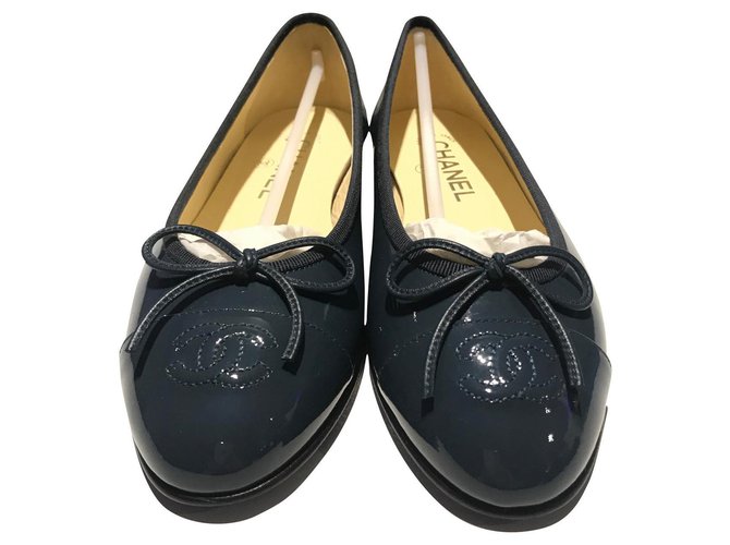 CHANEL BALLERINES EN VEAU VERNIS BLEU FONÇÉ TAILLE 37 , VENDUES AVEC BOÎTE ET DUST BAG , ÉTAT PARFAIT , JAMAIS UTILISÉES Cuir vernis Bleu foncé  ref.169000