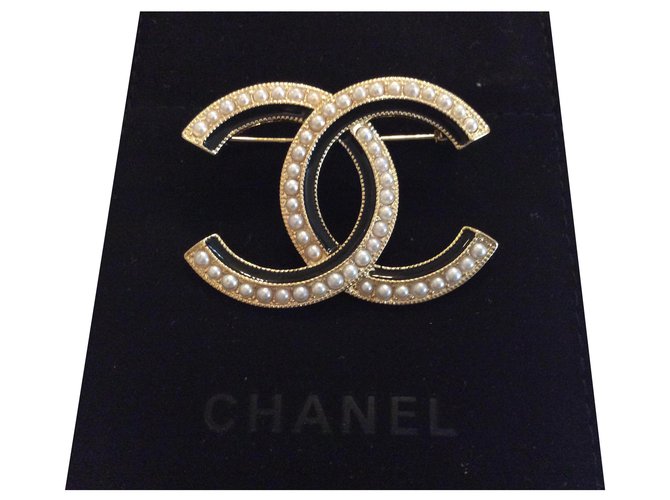 Broche Chanel Negro y Perla Dorado  ref.169597