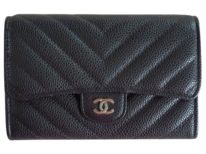 Chanel Mittelgroße Portemonnaie mit Klappe aus schwarzem Kaviar mit Zickzack-Steppung und silberner Hardware Leder  ref.170357