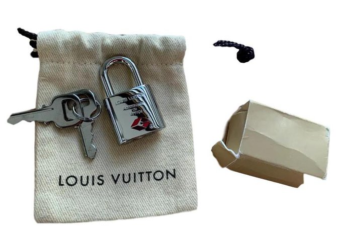 Montsouris Louis Vuitton Cadeaux VIP Acier Argenté  ref.170598