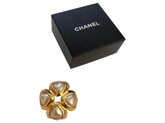 Chanel Alfileres y broches Dorado Chapado en oro  ref.171299