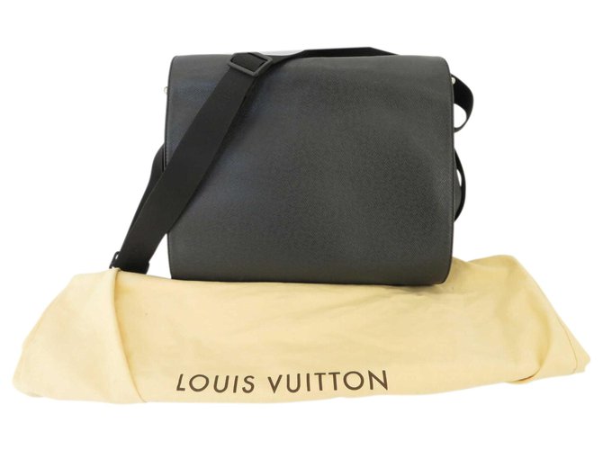 Louis Vuitton Taiga Travel Bag Preto Lona  ref.171583