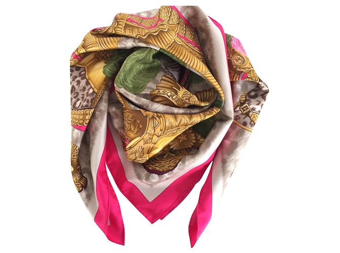 Hermès Lenço de seda Casques et Plumets 90x90 Multicor