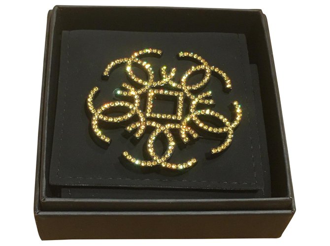 Chanel Pins & Broschen Gelb Metall  ref.172048