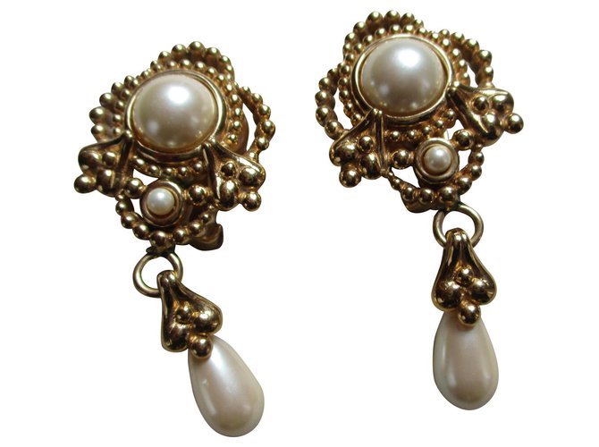Christian Dior Boucle d'oreilles perles. Métal Doré  ref.172136