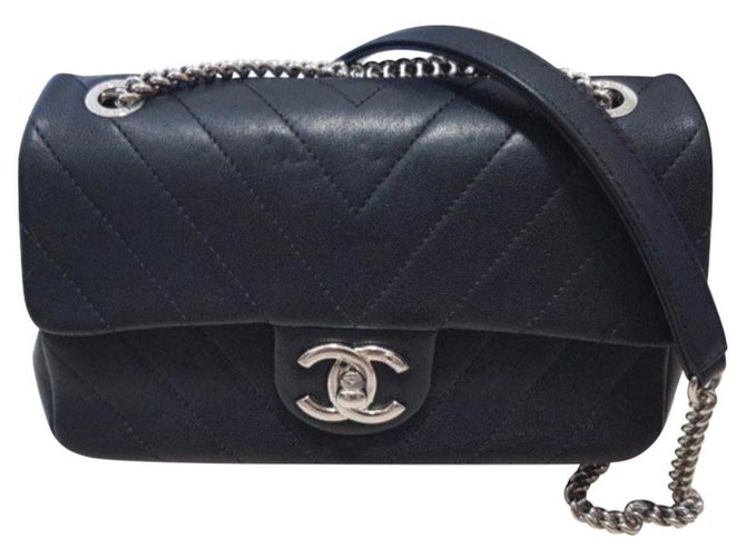 Mini borsa Chanel con patta chevron Nero Pelle  ref.172437