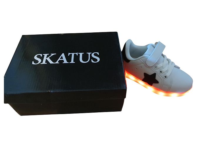 Autre Marque Baskets Skatus en cuir blanc enfant taille 24