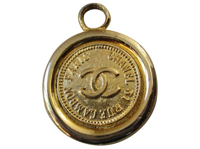Chanel Medallón de Cambon. Dorado Metal  ref.173514