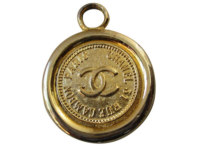 Chanel Médaillon cambon. Doré