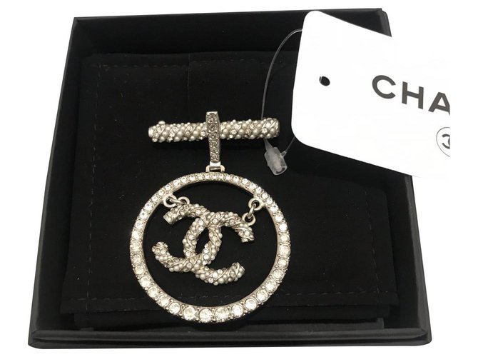 Broche Chanel argentée CC avec strass . Acier  ref.173824