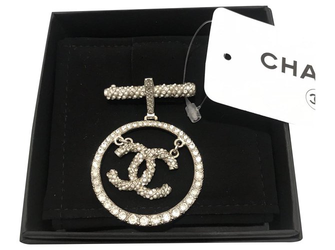 Spilla in argento Chanel CC con strass . Acciaio  ref.173824