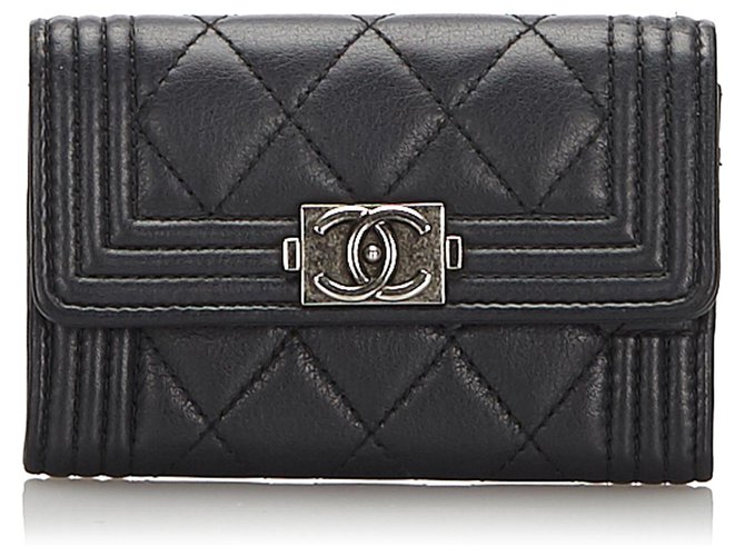 Petit portefeuille à trois volets en cuir noir Chanel pour garçon  ref.173860