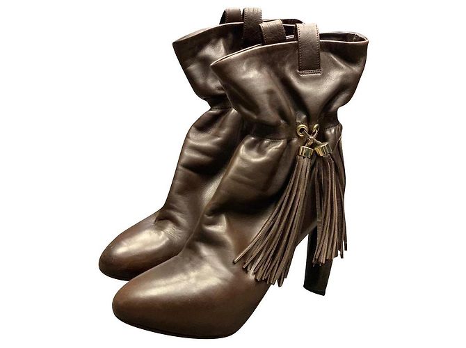 Botas Céline de piel marrón con detalles de pompón Marrón oscuro