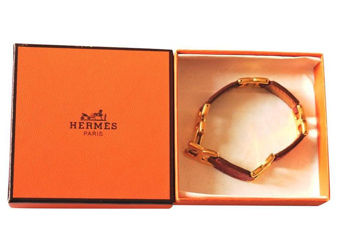 Hermès Pulsera de cuero burdeos y metal dorado.  ref.174217